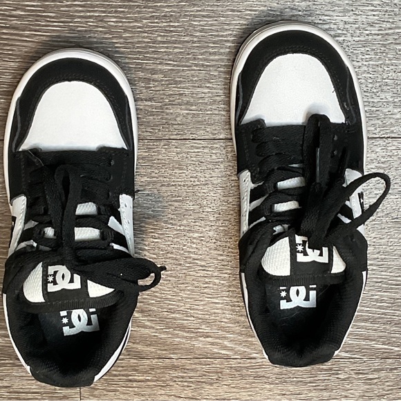 Pair of DC shoes - Picture 4 of 9